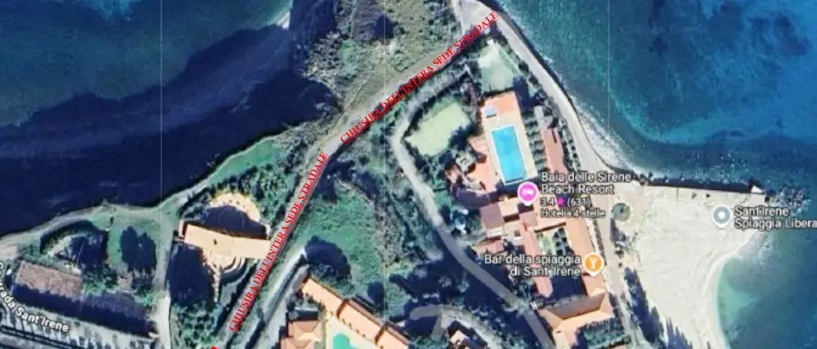 Frana nella discesa di contrada Sant’Irene a Briatico, strada chiusa. Ordinata l’evacuazione delle case minacciate dai massi sul costone\n