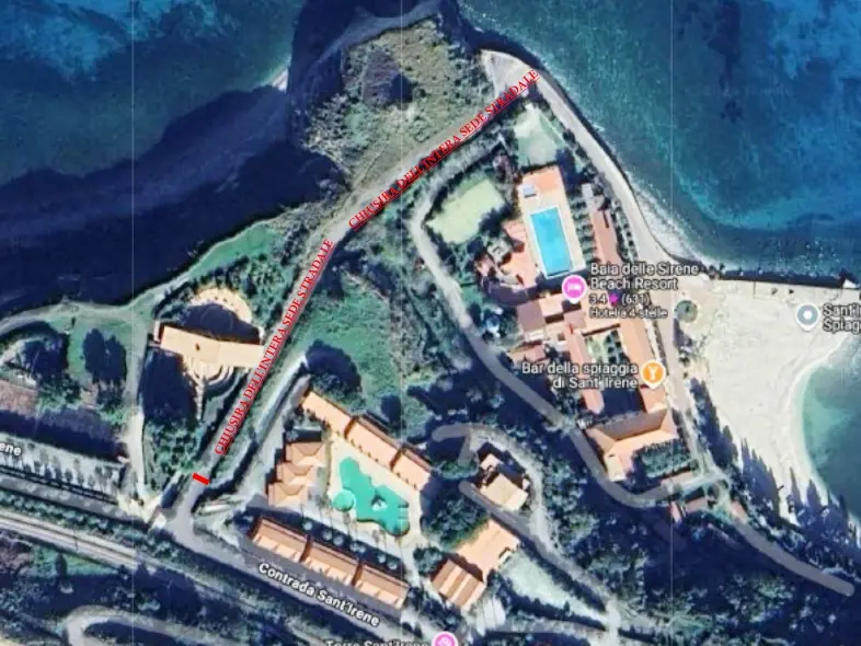 Frana nella discesa di contrada Sant’Irene a Briatico, strada chiusa. Ordinata l’evacuazione delle case minacciate dai massi sul costone