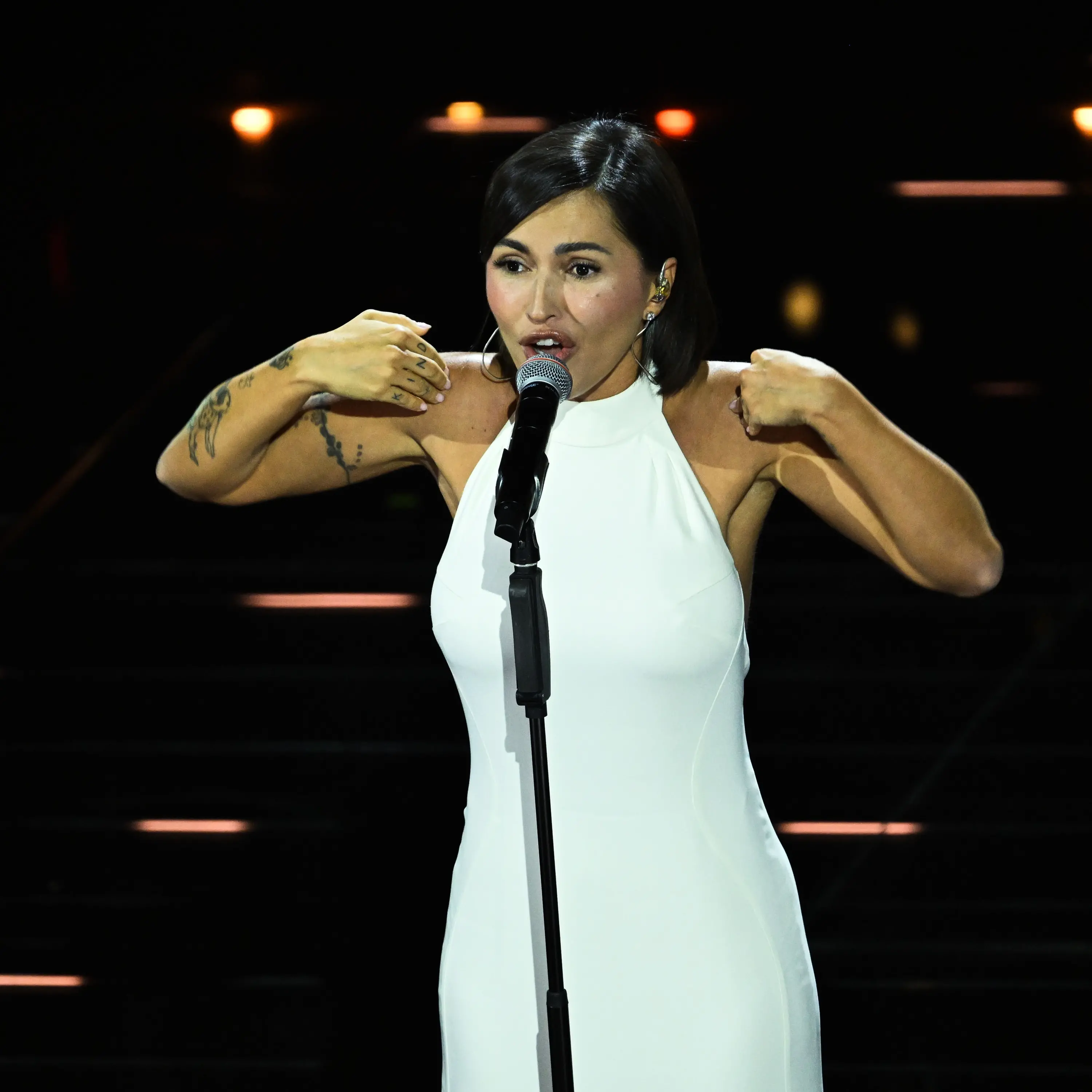 Serena Brancale chiude il Festival delle Invasioni: Cosenza punta sull’energia del Sacro Tour\n