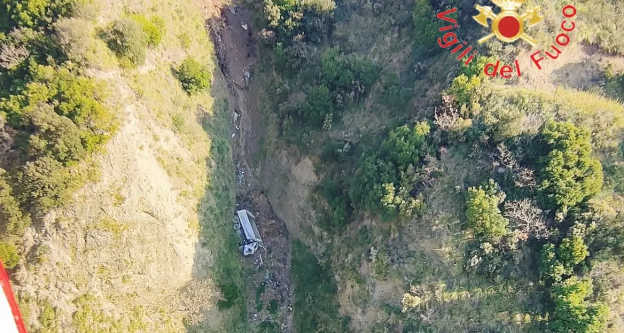<p>Camion precipita per centinaia di metri in un burrone: complesse le operazioni per raggiungere il mezzo ma il conducente è morto</p>