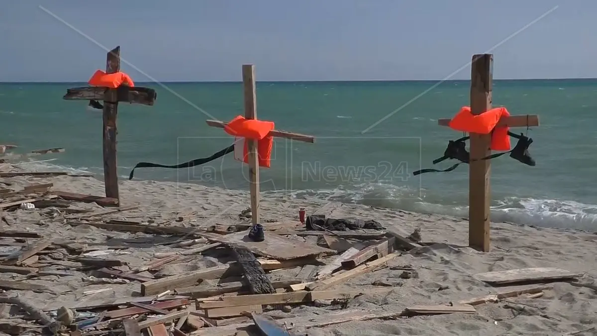 Il naufragio di Cutro tre anni dopo: una tragedia che si ripete ogni giorno nel Cimitero Mediterraneo\n