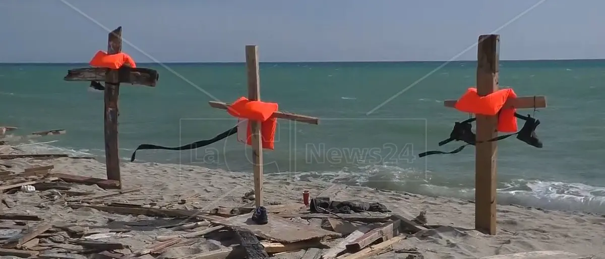 Il naufragio di Cutro tre anni dopo: una tragedia che si ripete ogni giorno nel Cimitero Mediterraneo\n