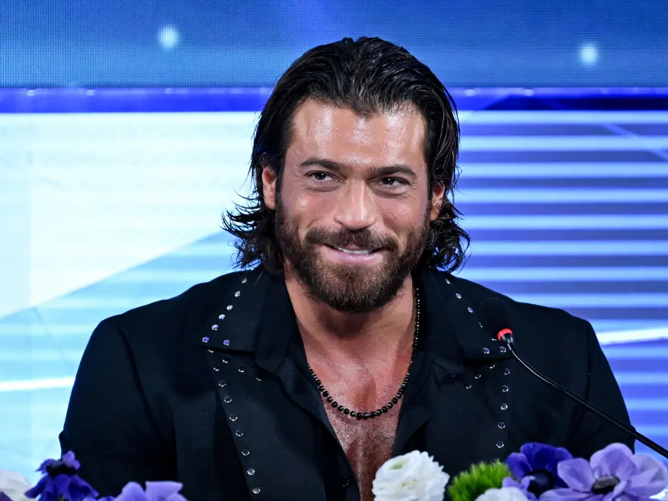 Can Yaman, 75mila euro per l’Ariston e cuore libero: da Diletta a Lorena, tutti gli amori della Tigre di Sanremo