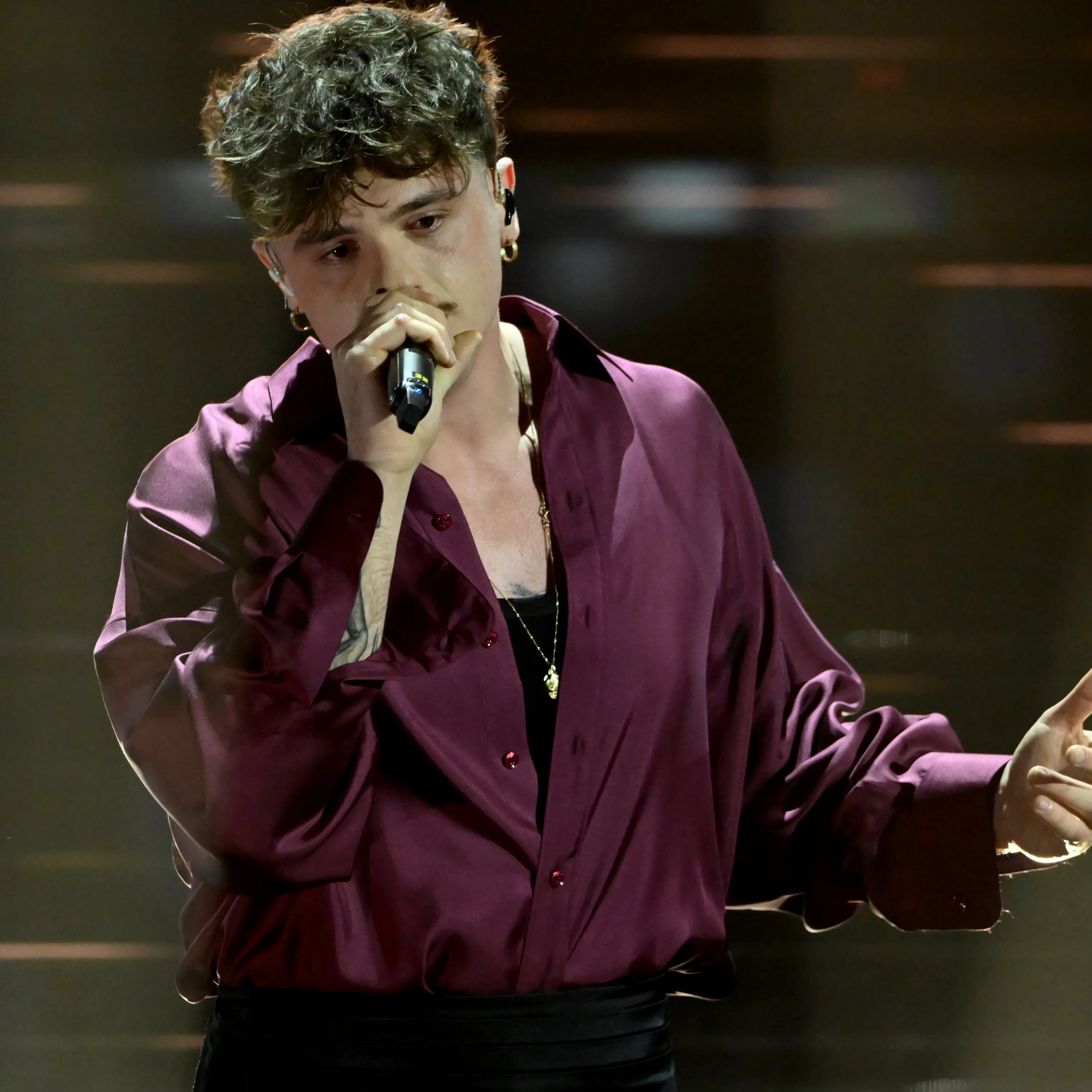 Olly tra Belén e Benedetta Quagli: a Sanremo esplode il gossip, basta un like e il web impazzisce\n