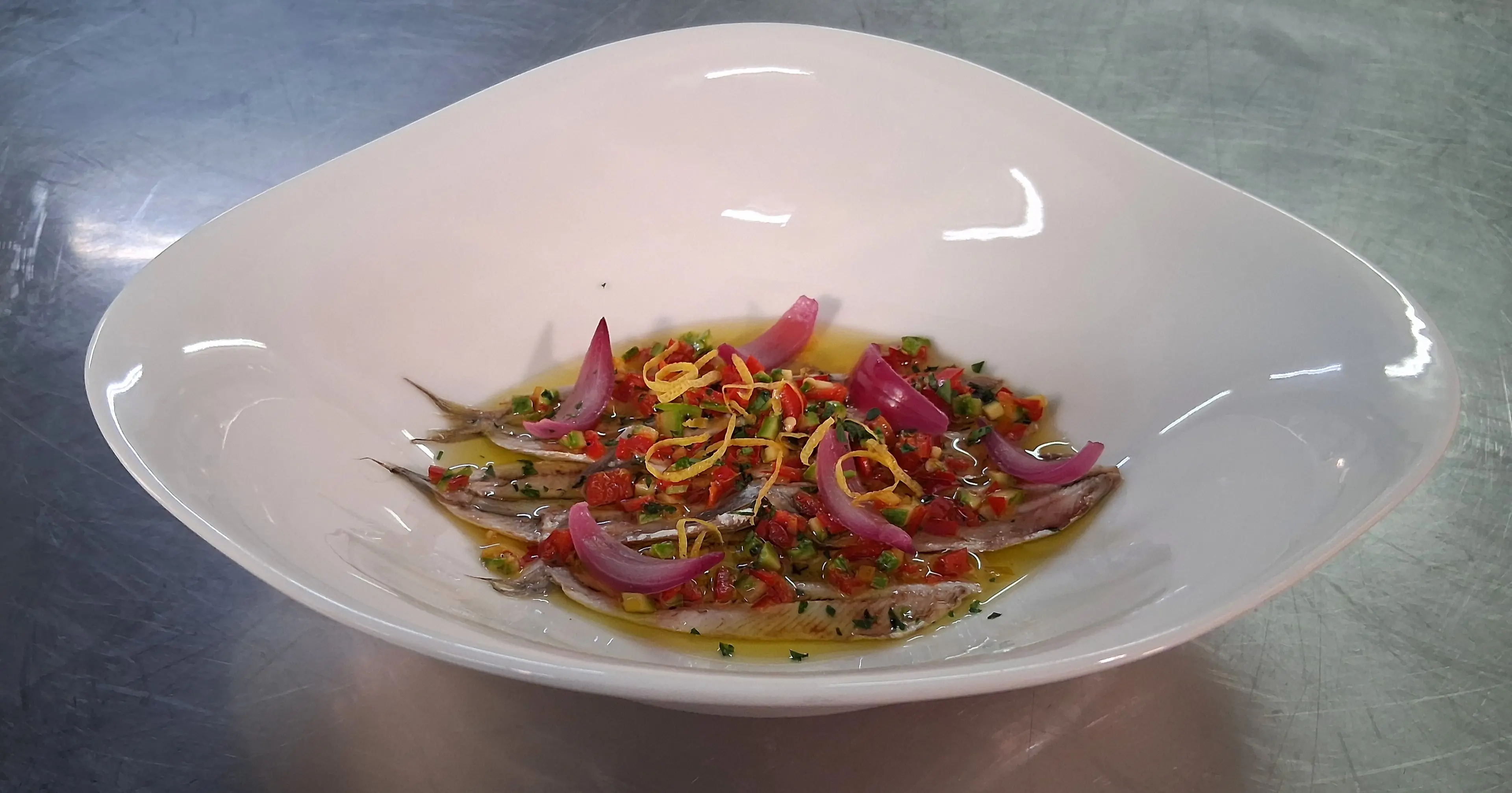 Sanremo nel cuore, la Calabria nel piatto: l'omaggio del ristorante “L’Approdo” che esalta l’Italia del Festival su LaC Tv\n