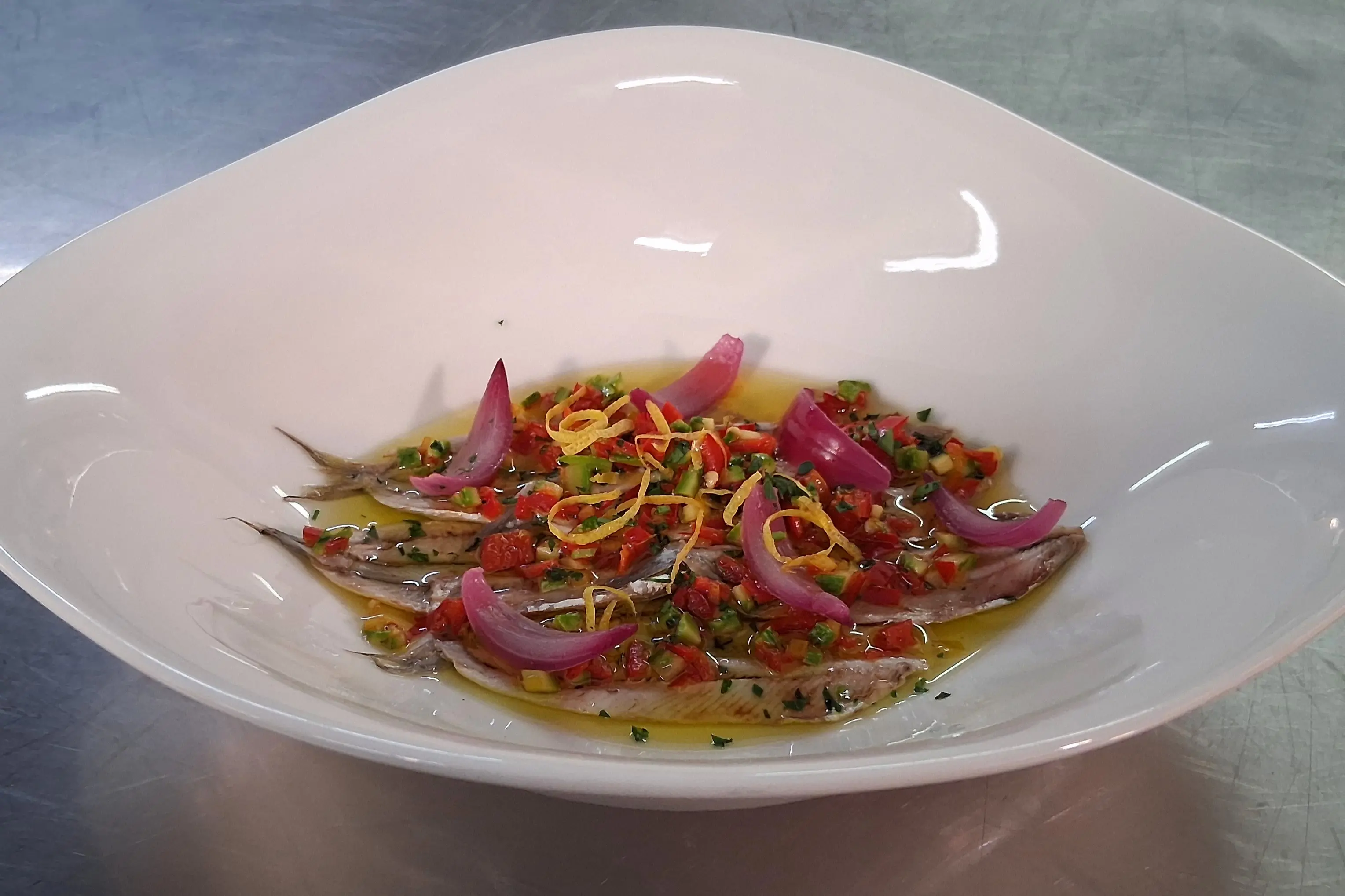 Sanremo nel cuore, la Calabria nel piatto: l'omaggio del ristorante “L’Approdo” che esalta l’Italia del Festival su LaC Tv\n