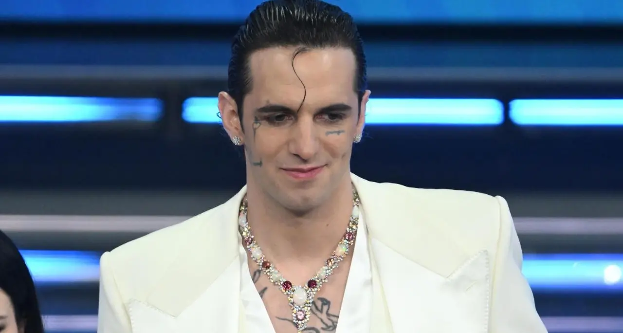 Da “Rolls Royce” al tavolo dei grandi: Achille Lauro torna all’Ariston da co-conduttore e chiude un cerchio\n