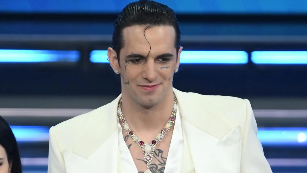 Da “Rolls Royce” al tavolo dei grandi: Achille Lauro torna all’Ariston da co-conduttore e chiude un cerchio\n