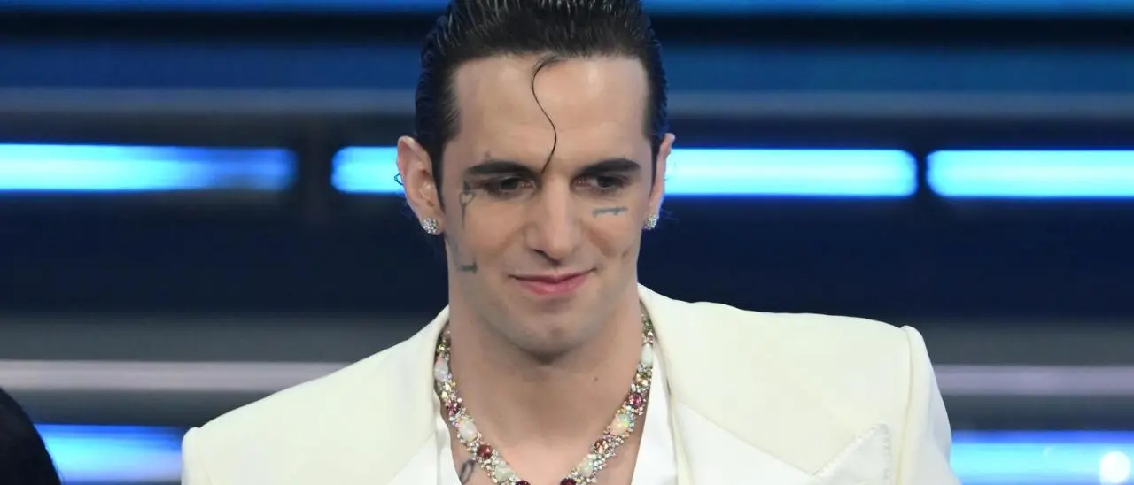 Da “Rolls Royce” al tavolo dei grandi: Achille Lauro torna all’Ariston da co-conduttore e chiude un cerchio\n