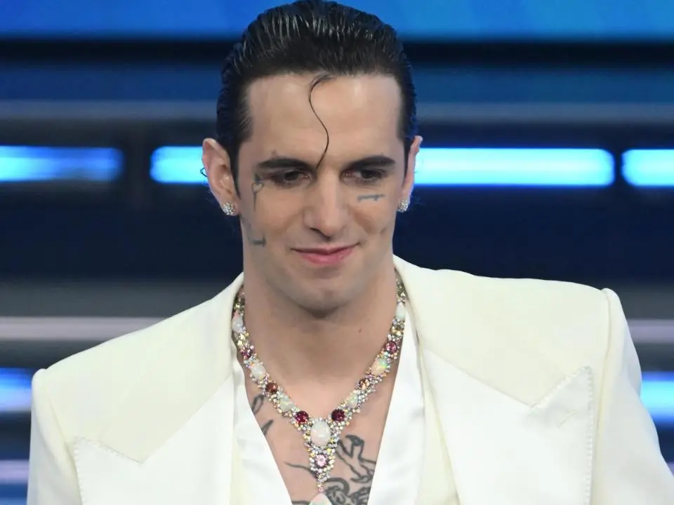 Da “Rolls Royce” al tavolo dei grandi: Achille Lauro torna all’Ariston da co-conduttore e chiude un cerchio