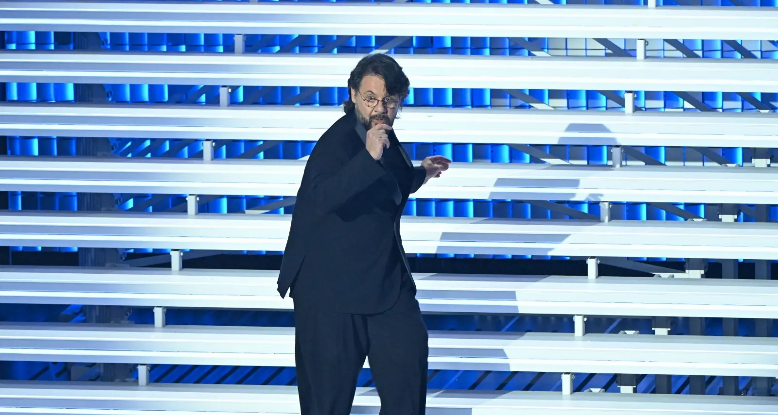 Lillo conquista l’Ariston e punge Petrecca: ironia sulla telecronaca «Benvenuti sul palco dell’Olimpico…»\n