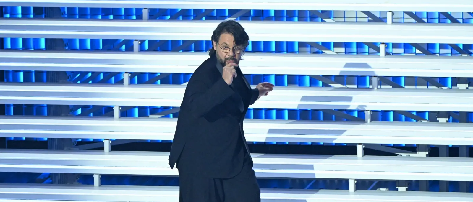 Lillo conquista l’Ariston e punge Petrecca: ironia sulla telecronaca «Benvenuti sul palco dell’Olimpico…»\n