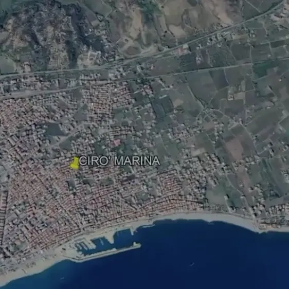 <p>’Ndrangheta a Cirò, il pentito: «Ecco chi tiene attiva la cosca con i soldi della droga. Hanno kalashnikov e bazooka»</p>