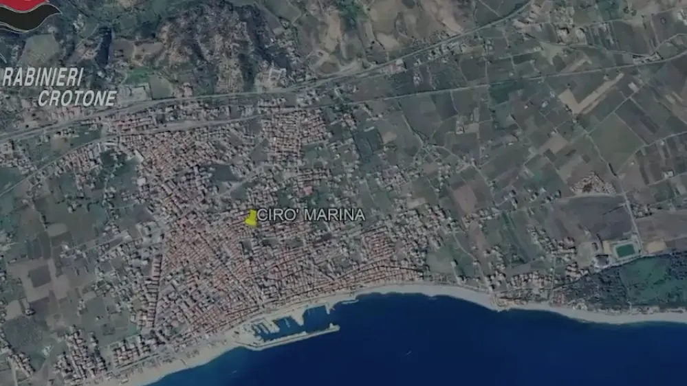 <p>’Ndrangheta a Cirò, il pentito: «Ecco chi tiene attiva la cosca con i soldi della droga. Hanno <span style=\"color:hsl(0, 75%, 60%);\">kalashnikov e bazooka</span>»</p>