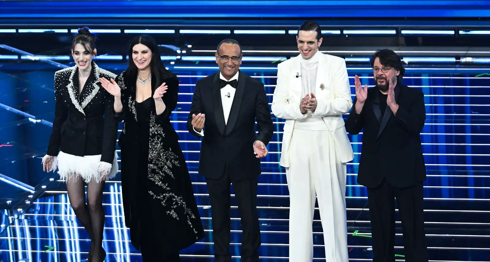 Sanremo ritrova il ritmo: Conti alleggerisce la scaletta e il varietà torna protagonista\n