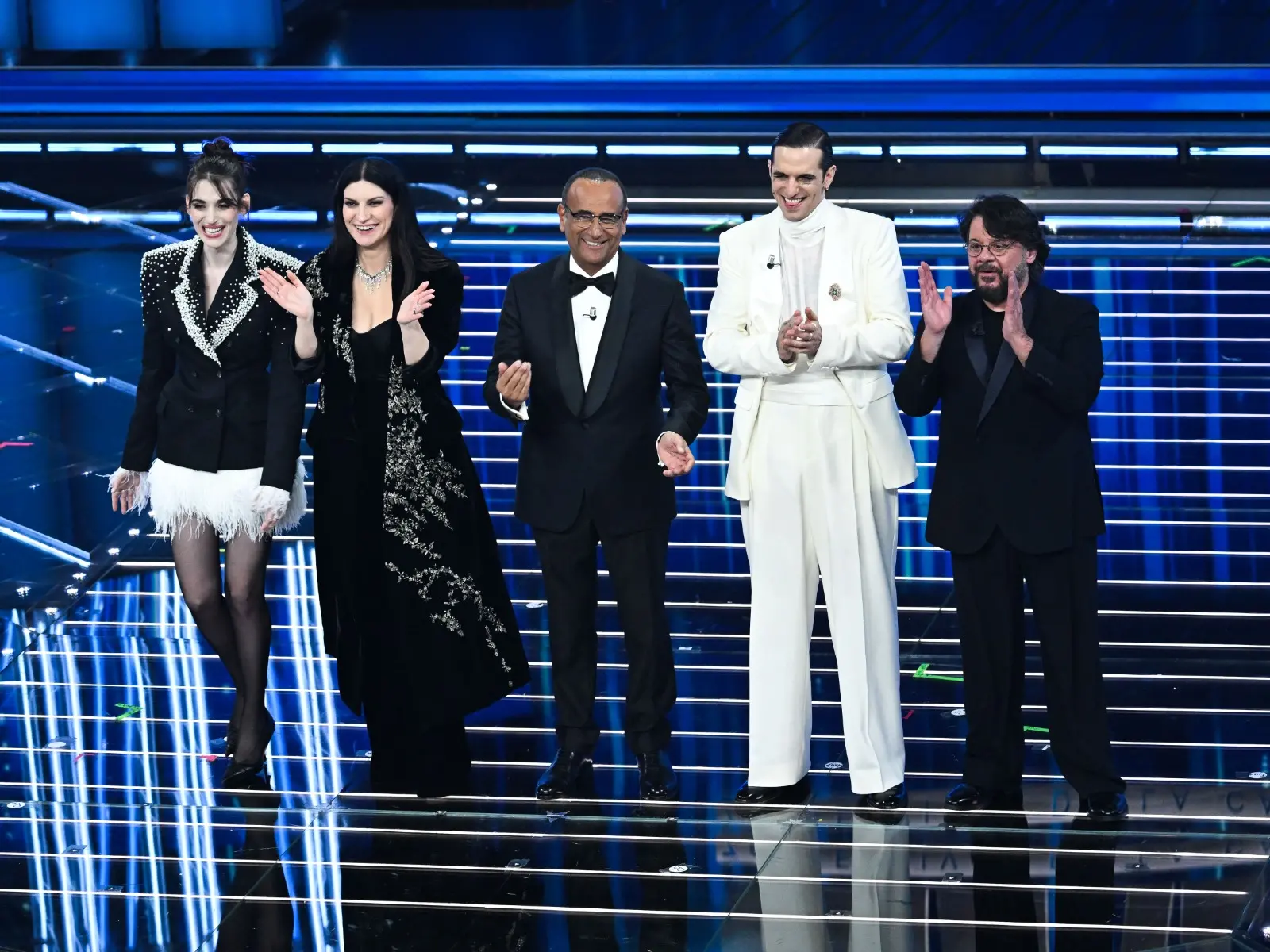 Sanremo ritrova il ritmo: Conti alleggerisce la scaletta e il varietà torna protagonista\n