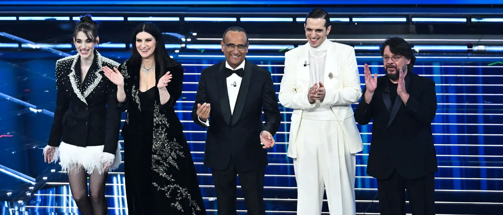 Sanremo ritrova il ritmo: Conti alleggerisce la scaletta e il varietà torna protagonista\n