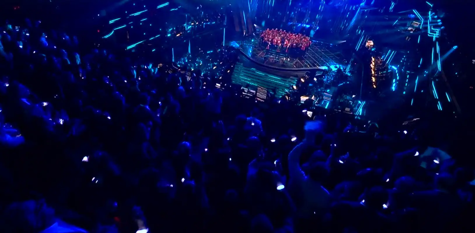 Sanremo 2026, rumori di corridoio e scintille dietro le quinte: feste, frecciate e icone pop nell’edizione più chiacchierata dell’Ariston\n