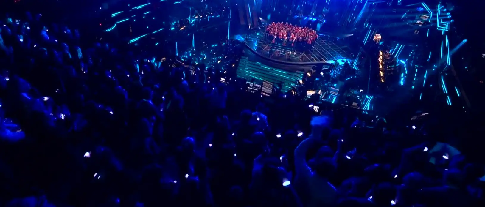 Sanremo 2026, rumori di corridoio e scintille dietro le quinte: feste, frecciate e icone pop nell’edizione più chiacchierata dell’Ariston\n