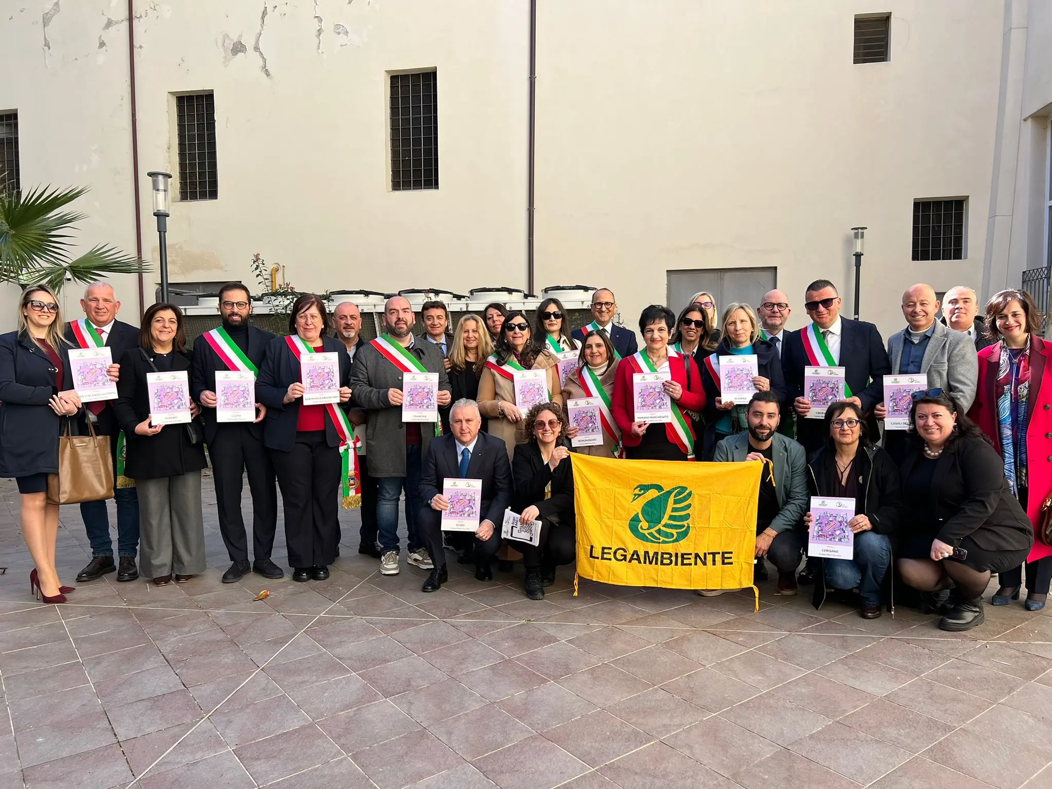 Raccolta differenziata, la Calabria migliora (ma lentamente): ecco L’ELENCO dei Comuni ricicloni