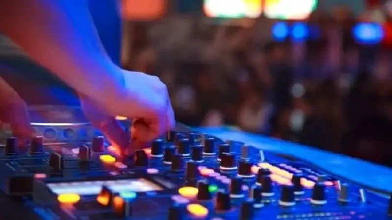 Anche Reggio canta Sanremo, ma il weekend è ricco di iniziative con dinner show, visioni collettive, mostre e concerti\n