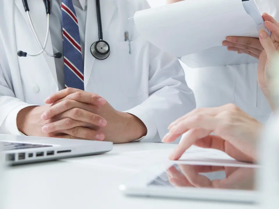 Calabria a caccia di medici dall’estero, 8 milioni stanziati ma restano più domande che risposte: il Consiglio poteva farlo?