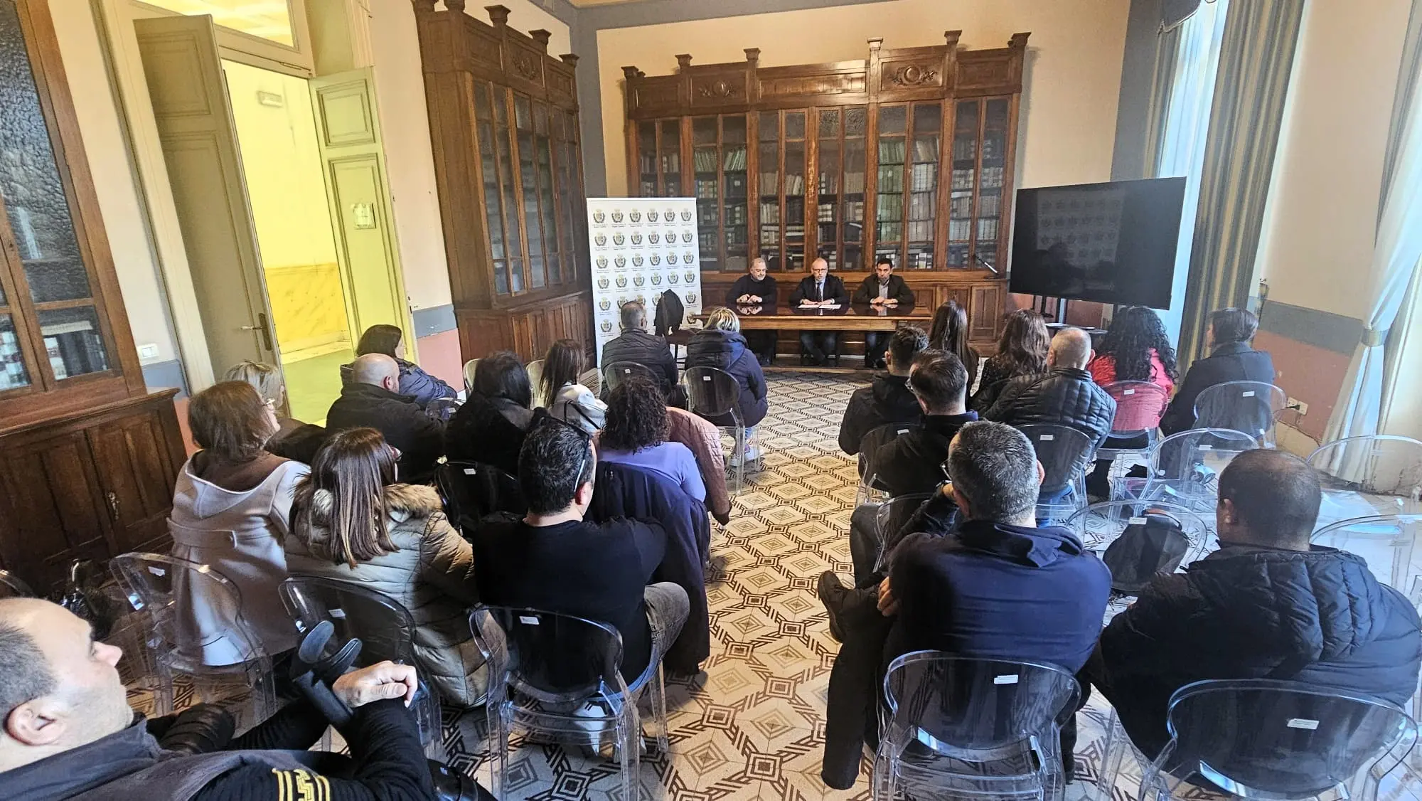 A Palazzo Alvaro l'incontro con i Tirocinanti, Versace: «La Città Metropolitana sta facendo la sua parte, ci aspettiamo che anche la Regione faccia lo stesso»\n