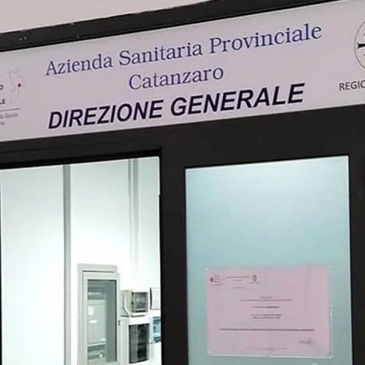 Truffa all’Asp di Catanzaro, false prescrizioni mediche per la fornitura di protesi: in 11 a processo – NOMI