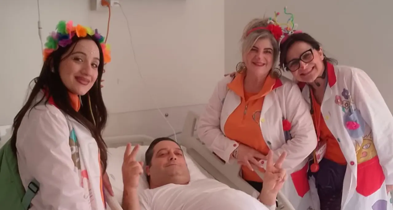 <p><span style=\"color:hsl(0, 75%, 60%);\">«</span><span style=\"color:hsl(0,75%,60%);\">Mi hanno salvato la vita</span><span style=\"color:hsl(0, 75%, 60%);\">»</span>: il grazie di un paziente riaccende i riflettori sull’impegno in corsia allo Jazzolino di Vibo</p>