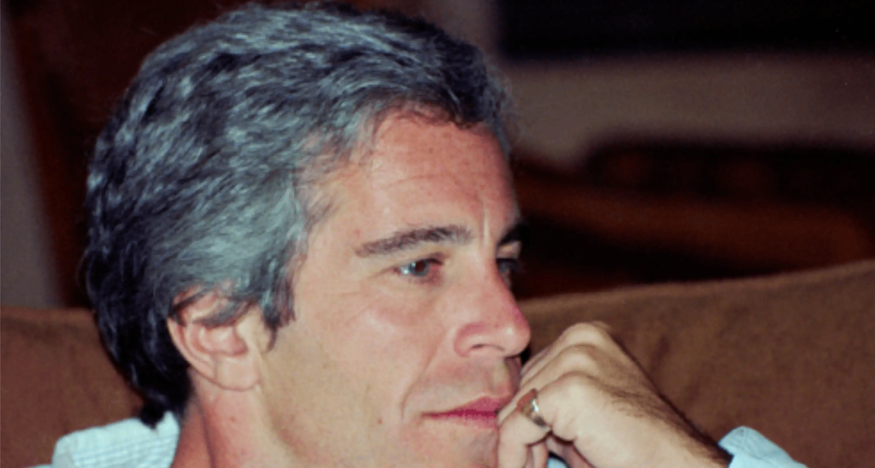 Epstein, il magazzino degli orrori: foto di nudo, manuali sulle schiave del sesso e computer nascosti prima del blitz del 2005\n