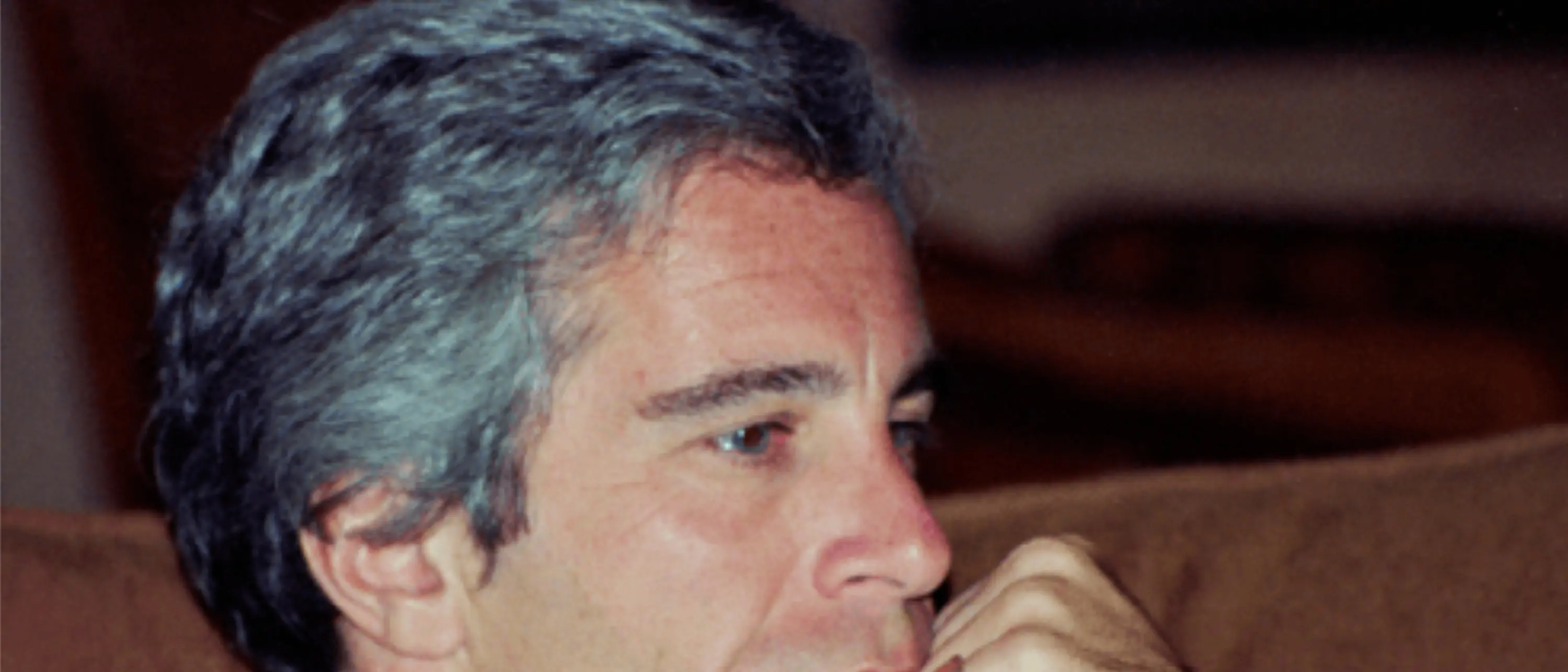 Epstein, il magazzino degli orrori: foto di nudo, manuali sulle schiave del sesso e computer nascosti prima del blitz del 2005\n