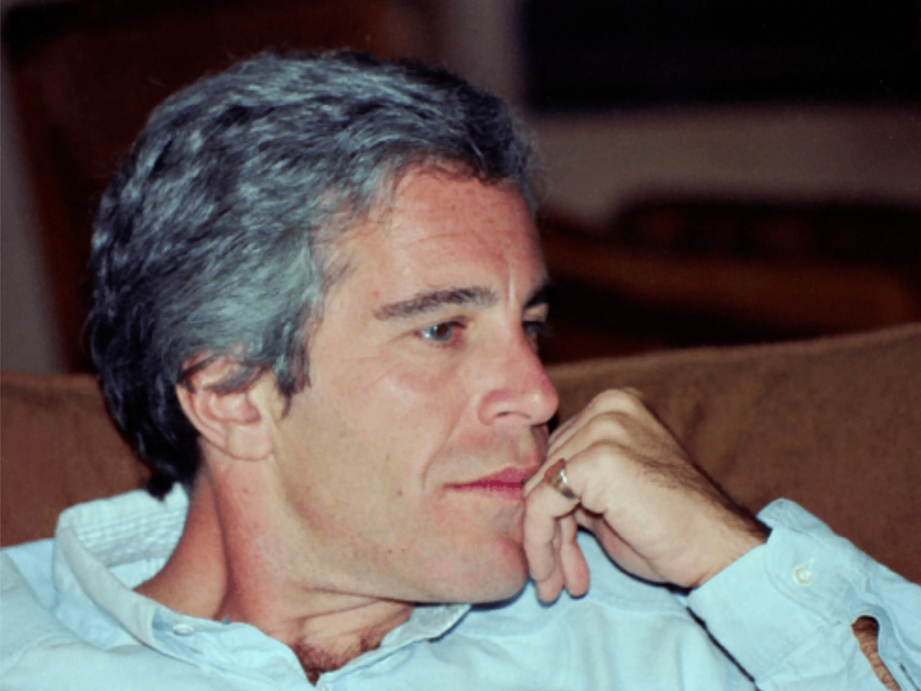 Epstein, il magazzino degli orrori: foto di nudo, manuali sulle schiave del sesso e computer nascosti prima del blitz del 2005