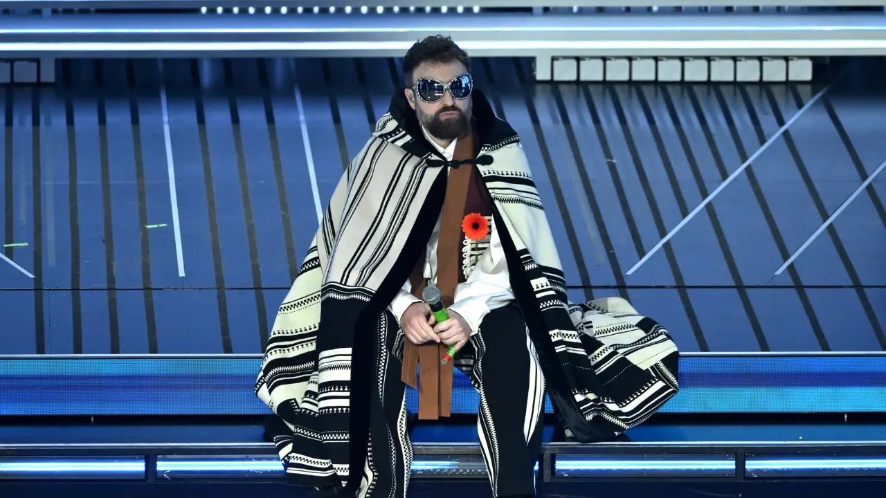 Dargen D’Amico nel mirino del Codacons: «Pubblicità occulta all’Ariston?», esposto all’Agcom per il fiore arancione\n