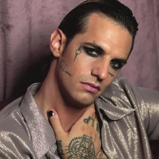 Lauro non c’è, Arisa inciampa e Fiorello punge: il Festival si infiamma tra assenze sospette, lapsus e frecciate in diretta\n