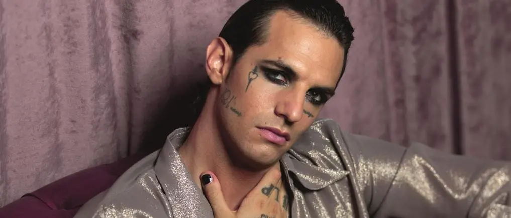 Lauro non c’è, Arisa inciampa e Fiorello punge: il Festival si infiamma tra assenze sospette, lapsus e frecciate in diretta\n