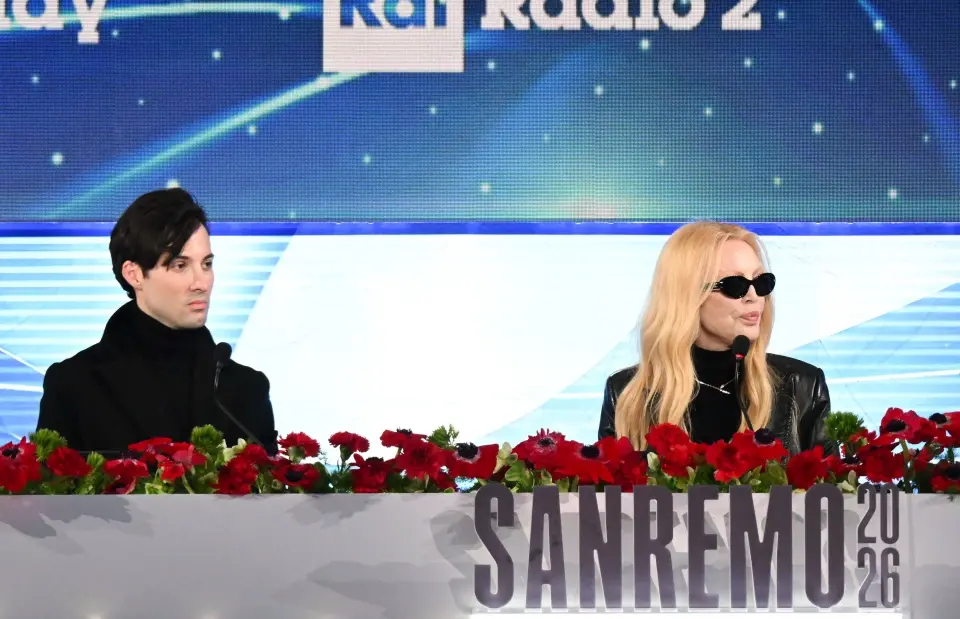 Patty Pravo, brivido in conferenza a Sanremo: sfiora la caduta e poi incanta tra sogni, Vasco, Madonna e Tintoretto\n