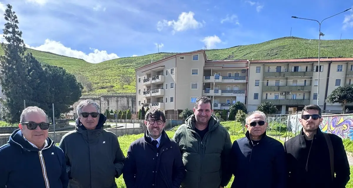 Catanzaro, nuovo playgroung sportivo in via Fares, consegnati i lavori alla ditta esecutrice\n