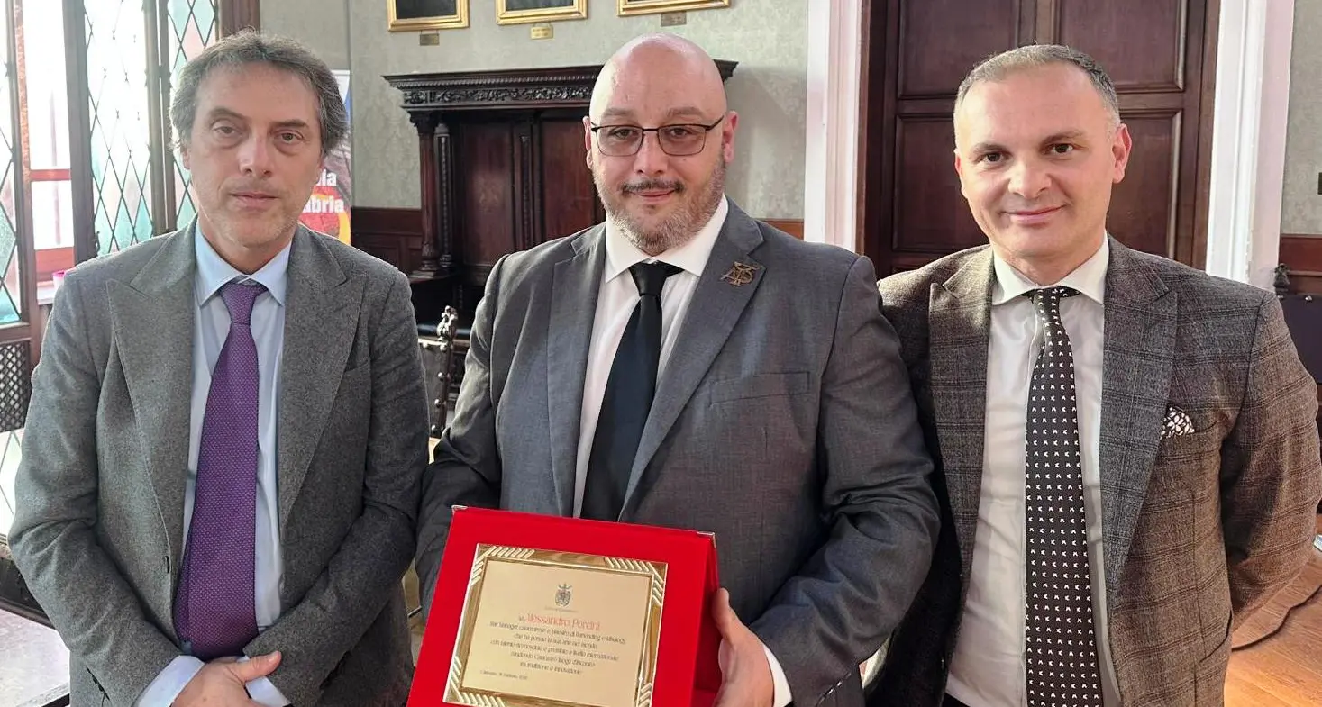 Il bartender catanzarese Porcini conquista il podio a Tokyo nella gara del gusto, premiato a Palazzo de Nobili