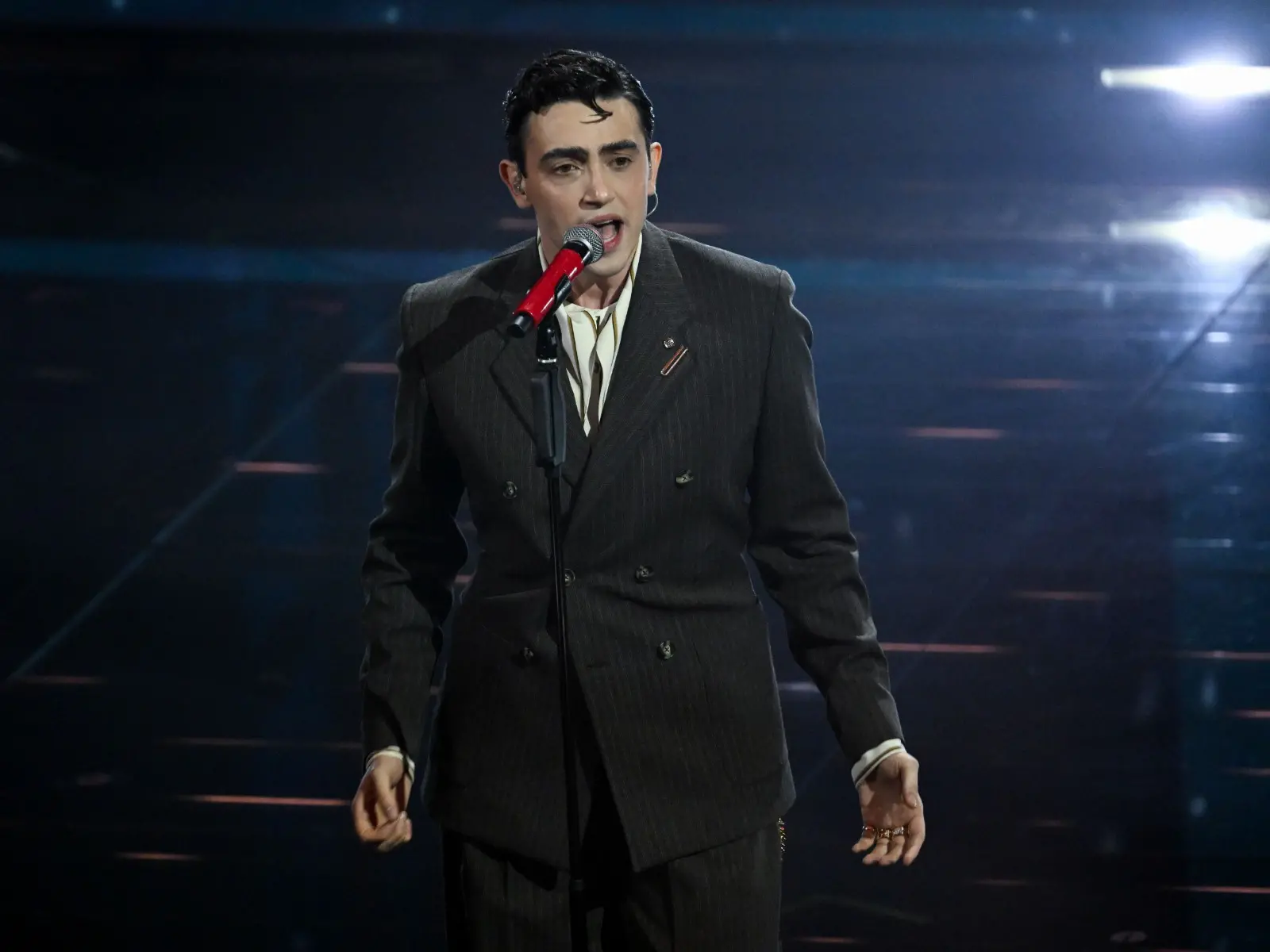 Il Sanremo “domestico” di Michele Bravi: «Con Mannoia e Vanoni chiudo un cerchio. Conti? Fin troppo rilassato»