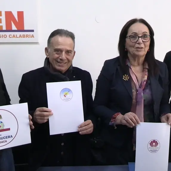 La mossa di Anna Nucera spariglia le carte, presenta 4 simboli di lista, dialoga con 5stelle, Versace e Polo civico e annuncia: «Pronta a farmi da parte»\n