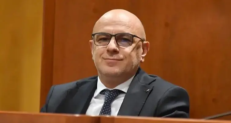 Cosenza, Francesco De Cicco e il countdown social verso le elezioni del 2027\n