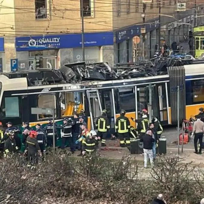 Milano, deraglia il tram della linea 9 in viale Vittorio Veneto: una decina di feriti e persone incastrate sotto il mezzo\n