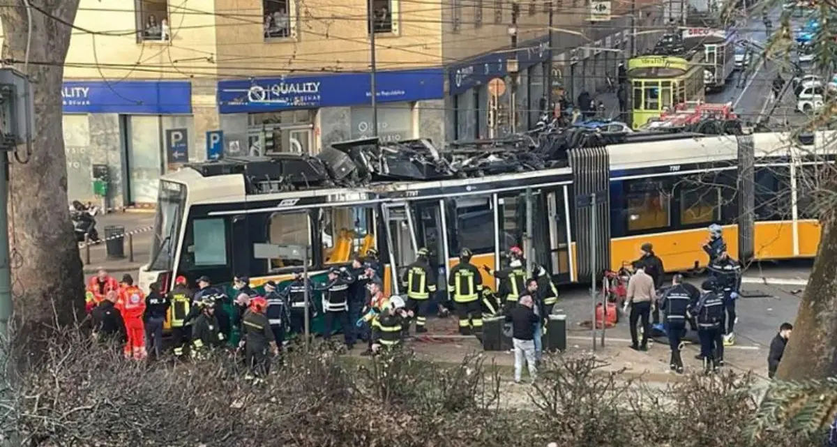 Milano, deraglia il tram della linea 9 in viale Vittorio Veneto: una decina di feriti e persone incastrate sotto il mezzo\n