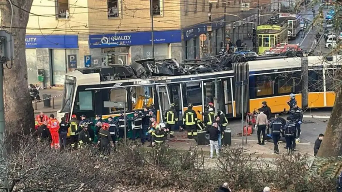 Milano, deraglia il tram della linea 9 in viale Vittorio Veneto: una decina di feriti e persone incastrate sotto il mezzo\n