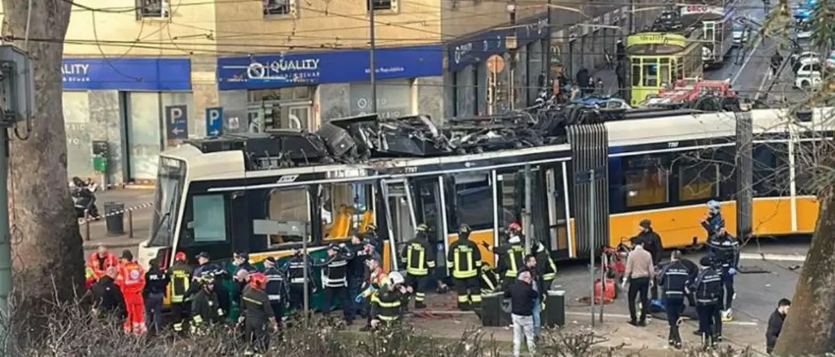 Milano, deraglia il tram della linea 9 in viale Vittorio Veneto: una decina di feriti e persone incastrate sotto il mezzo\n