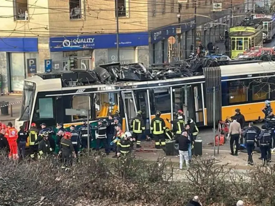 Milano, deraglia il tram della linea 9 in viale Vittorio Veneto: una decina di feriti e persone incastrate sotto il mezzo