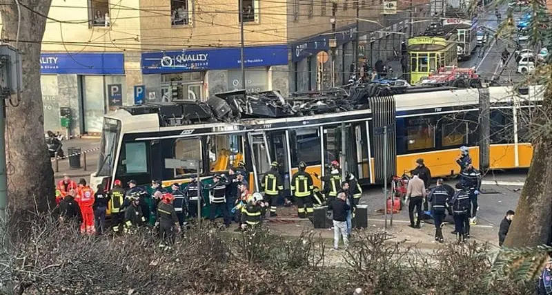 Deraglia un tram a Milano e investe alcune persone: un morto e diversi feriti gravi\n