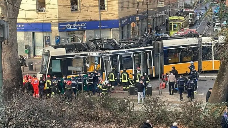 Deraglia un tram a Milano e investe alcune persone: un morto e diversi feriti gravi\n