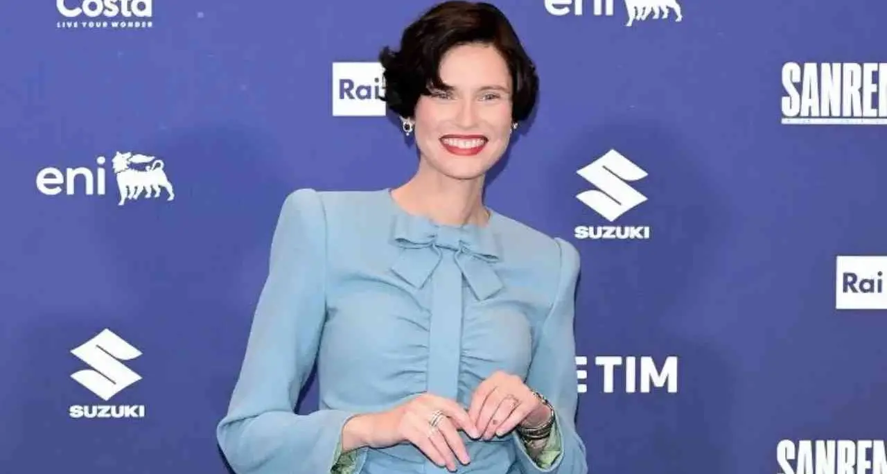 Sanremo 2026, l’emozione di Bianca Balti: «Un anno di lotte e rinascite, oggi celebro la vita»\n