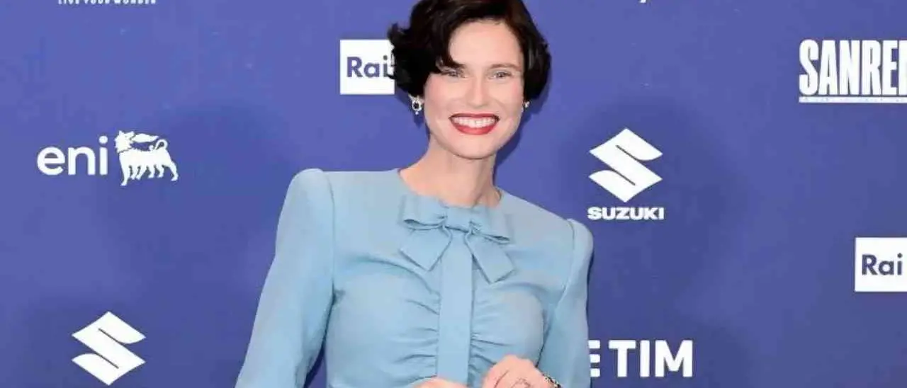 Sanremo 2026, l’emozione di Bianca Balti: «Un anno di lotte e rinascite, oggi celebro la vita»\n